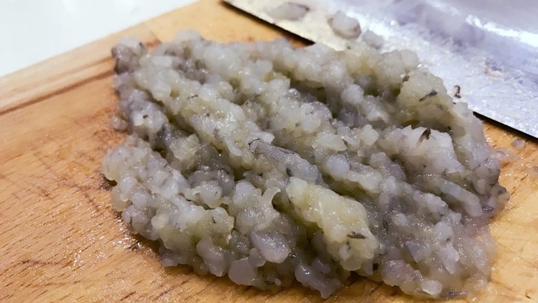 宝宝辅食:虾仁时蔬小馄饨-13M+,将虾肉用刀剁成泥,尽量剁碎,这样肉质也更加有弹性。