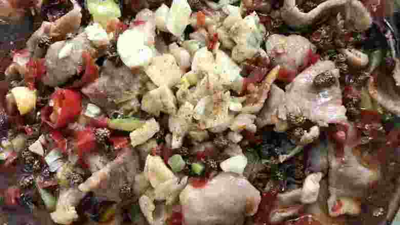 水煮肉片,水煮肉片：
材料：<a style='color:red;display:inline-block;' href='/shicai/ 3517'>青菜</a>，黄<a style='color:red;display:inline-block;' href='/shicai/ 120'>豆芽</a>，黑<a style='color:red;display:inline-block;' href='/shicai/ 233'>木耳</a>，<a style='color:red;display:inline-block;' href='/shicai/ 414'>猪肉</a>，<a style='color:red;display:inline-block;' href='/shicai/ 62'>辣椒</a>，葱，姜，花椒，蒜
1⃣️，<a style='color:red;display:inline-block;' href='/shicai/ 3517'>青菜</a>绰水，黄<a style='color:red;display:inline-block;' href='/shicai/ 120'>豆芽</a>煮熟，黑<a style='color:red;display:inline-block;' href='/shicai/ 233'>木耳</a>泡发后煮熟，然后都铺到盆里
2⃣️，<a style='color:red;display:inline-block;' href='/shicai/ 414'>猪肉</a>切片，薄一点，放料酒，盐，生抽，老抽，少许淀粉，蛋清，用手抓匀备用
3⃣️锅里烧开水，保持大火，慢慢的将肉下锅里煮到变色即可捞出，放到盆里，和其他菜放一起
4⃣️油锅里倒油，微热后放一小把花椒炸出香味后放几颗小红<a style='color:red;display:inline-block;' href='/shicai/ 62'>辣椒</a>，葱姜蒜末，一大勺豆瓣酱小火炒出红油，加点盐，然后倒入开水，再次煮开后，把炒好的汤料倒进放菜的盆里
5⃣️切几瓣蒜末，多一点好吃，然后放少许花椒面，我的花椒面是自己做的，然后炒锅里放一半食用油和一半香油，烧热后倒到蒜末上，听见此啦一声，这盆菜就做好了，再撒上点香菜，味道就更好了。

看不懂了回头拍细节图片给大家看