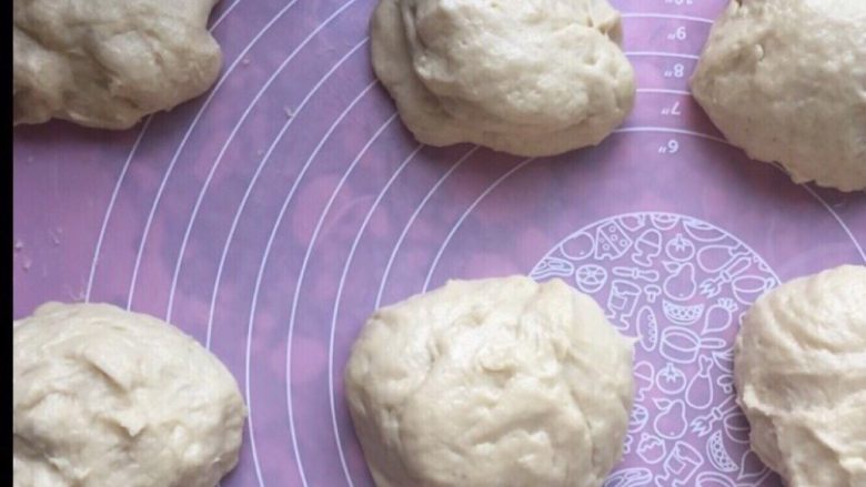 豆沙手撕花样面包,反复揉面,排气。将面团分成六等份备用。