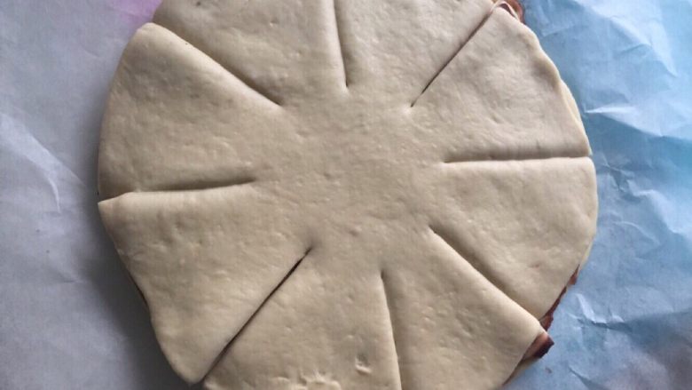 豆沙手撕花样面包,再平分四等份,剪四下,如图步骤。
