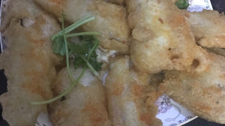 椒盐九肚鱼,炸至金黄色就可以起锅了,表面再撒上些味椒盐,就可以上桌了