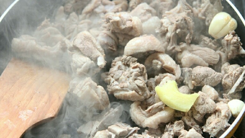 电饭煲版腐竹焖鸭,倒进沥干水的鸭肉,炒至金黄。