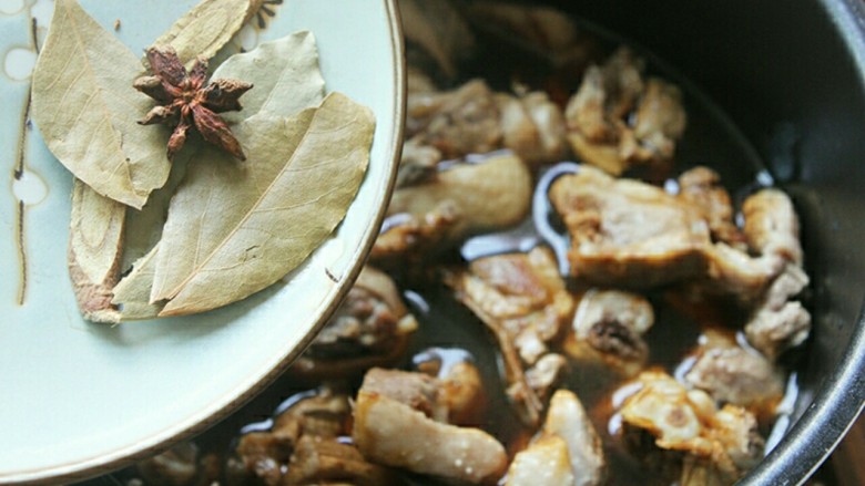 电饭煲版腐竹焖鸭,还有<a style='color:red;display:inline-block;' href='/shicai/ 3742'>香料</a>(香叶八角甘草),冰糖,南乳,然后盖上煲盖,按下煮饭键。