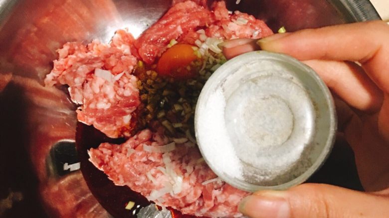 香菇青椒猪肉馅红油水饺,倒入盐(这个量少了,我后面又加了1勺)