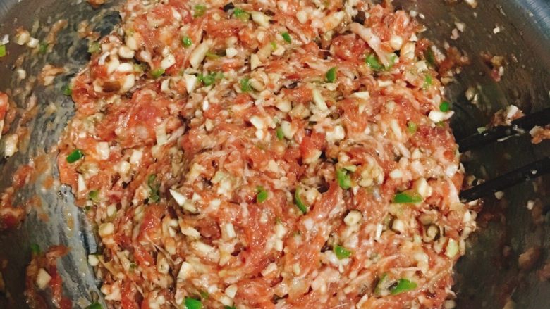 香菇青椒猪肉馅红油水饺,搅拌均匀,稍微尝下肉馅的咸度,若淡,就加一些盐。PS:肉馅加水,是为了吃起来不柴。加油,是为了吃起来汤汁丰富。加鸡蛋,是为了肉馅口感弹滑。