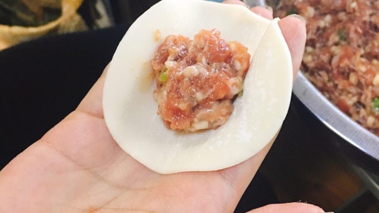 香菇青椒猪肉馅红油水饺,开始包饺子。<a style='color:red;display:inline-block;' href='/shicai/ 4346'>饺子皮</a>是买现成的,肉馅煮熟后会胀所以不要打太满,但也不能太少,否则吃起来就没滋味。具体的量参考图