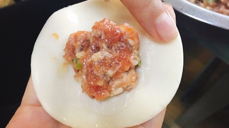 香菇青椒猪肉馅红油水饺,买来的皮都是机器压的粘合性不是很好,所以要在边缘涂一层白水