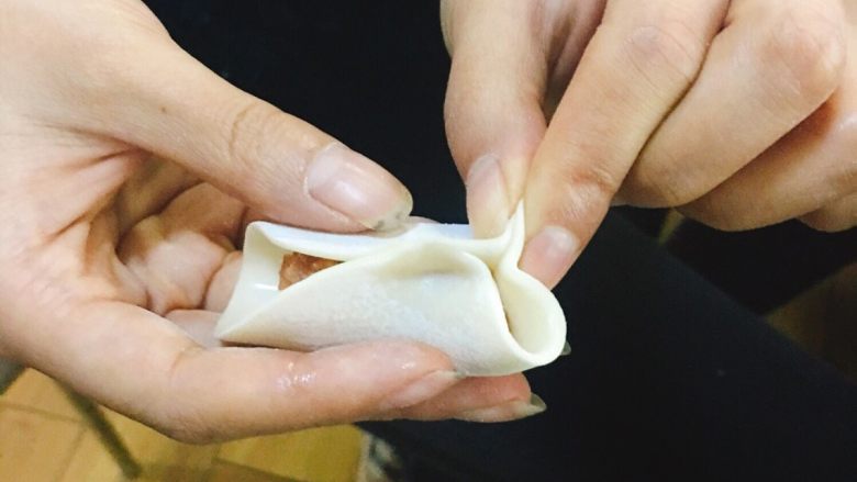 香菇青椒猪肉馅红油水饺,同样错开捏实第二个褶,第二个褶是压住第一个褶的