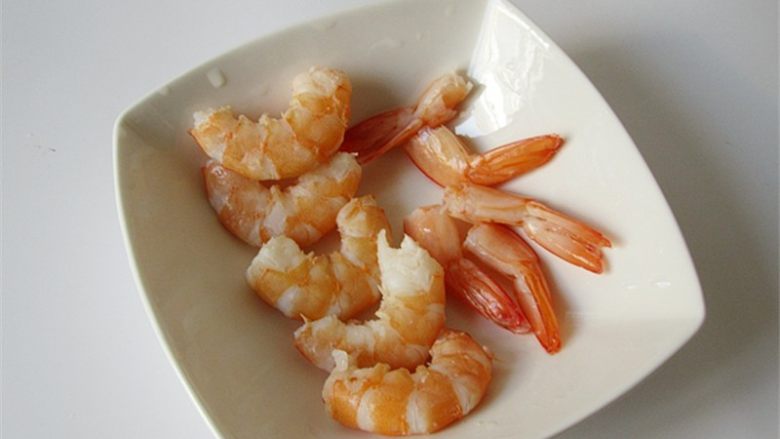 虾仁韭菜厚蛋饼,煮好的虾去掉头部和壳,用牙签挑去虾线备用