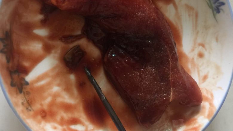 叉烧饭,用<a style='color:red;display:inline-block;' href='/shicai/ 5264'>叉烧酱</a>，蒜，<a style='color:red;display:inline-block;' href='/shicai/ 37'>姜</a>，<a style='color:red;display:inline-block;' href='/shicai/ 718'>料酒</a>，盐，<a style='color:red;display:inline-block;' href='/shicai/ 744'>五香粉</a>，<a style='color:red;display:inline-block;' href='/shicai/ 865'>蜂蜜</a>，<a style='color:red;display:inline-block;' href='/shicai/ 3742'>香料</a>把肉腌制至少两个小时，用针之类的工具在肉上扎一些小孔更加入味