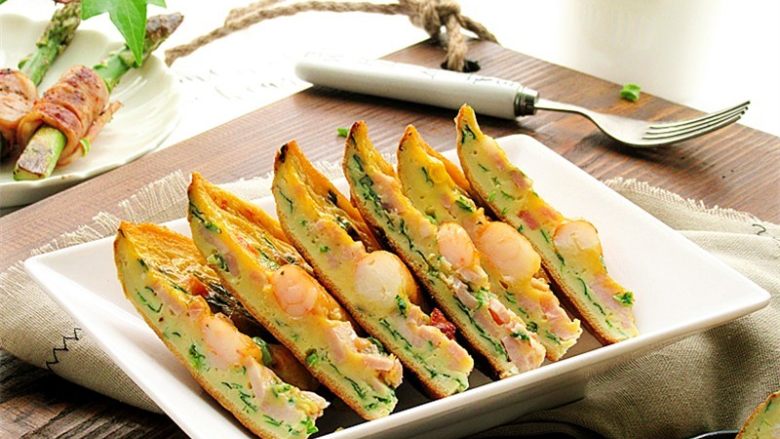 虾仁韭菜厚蛋饼,也可以切成块,食用起来更方便