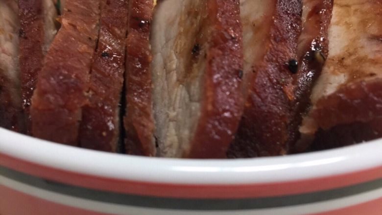 叉烧饭,200度烤20分钟，考好后切片，<a style='color:red;display:inline-block;' href='/shicai/ 3517'>青菜</a>煮熟，煎一个蛋放入装有米饭的豌里就可以了