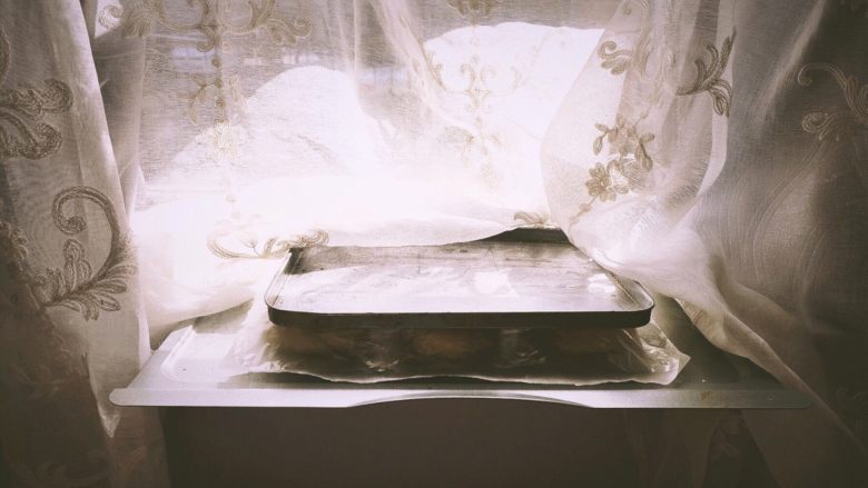 绵软红豆包(普通面粉 健康少油),用一个烤盘压在发好的面团上 轻按两下 揭开保鲜袋换成一层油纸 再把烤盘放回去
放烤箱烤20分钟