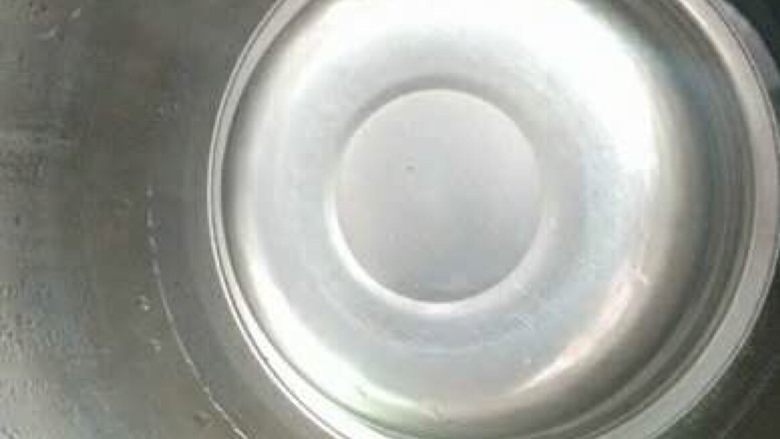 小猪鸡蛋羹,将装有蛋液的碗放锅上，碗上盖，以防水滴落在蛋面上,大火烧开后转小火蒸5分钟左右即可