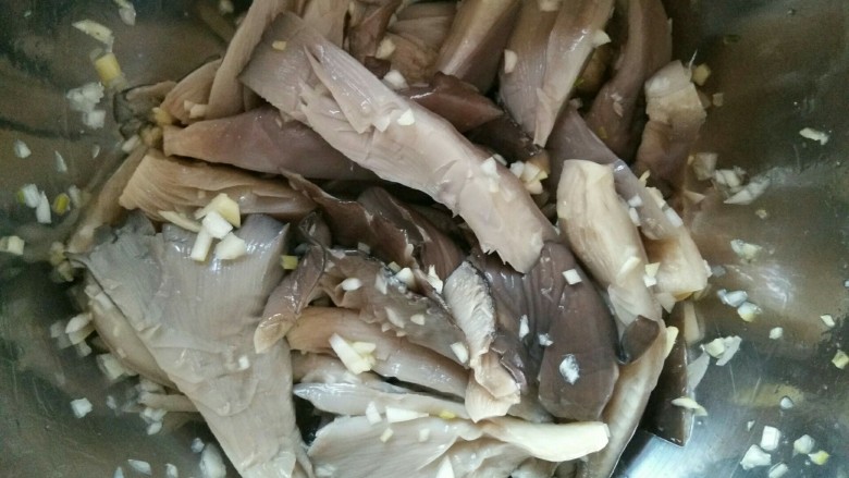 家常炸鲜蘑,拌匀,腌制10分钟左右,中间搅拌几次,均匀入味。