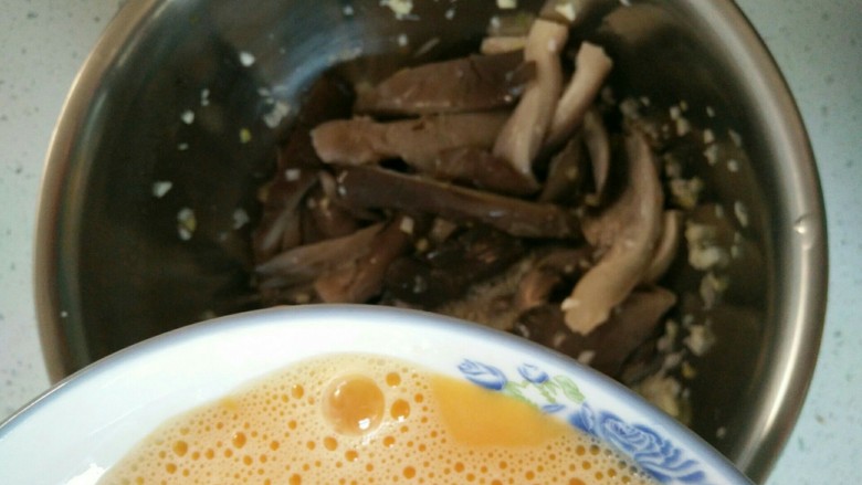 家常炸鲜蘑,倒入已打好的蛋液,拌匀。