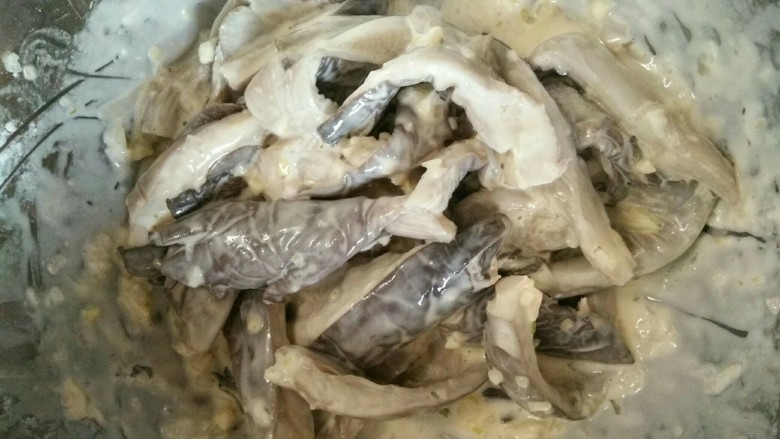 家常炸鲜蘑,充分搅拌,不要有面疙瘩。