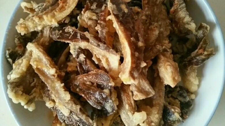 家常炸鲜蘑,可以在刚捞出装盘时,撒些熟芝麻或孜然。
吃剩下的,再吃时重炸一会儿即可。