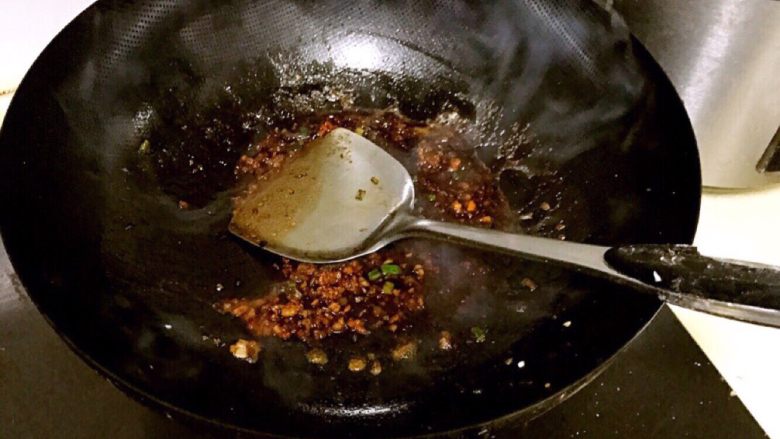 鸡蛋卷饼,然后还是制作酱,锅里热油后加入肉末,翻炒至熟,加入生姜葱蒜末等翻炒,注意整个过程小火就可以了,翻炒至香味出来后加入<a style='color:red;display:inline-block;' href='/shicai/ 788'>生抽</a>调味,放一点盐,加点水,熬至浓稠状即可盛出备用。