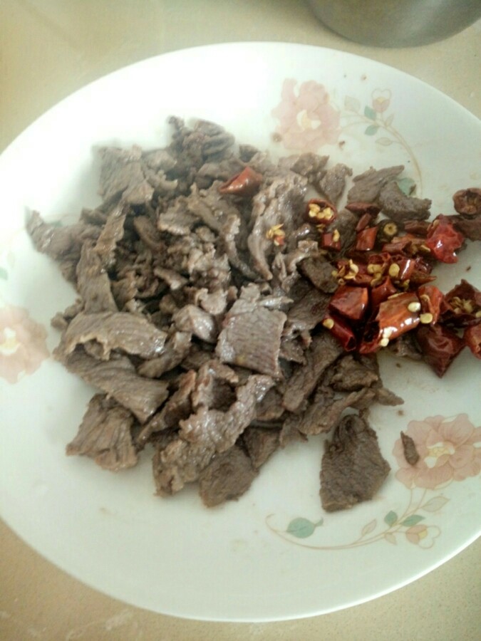 萝卜和牛肉的约会,牛肉和辣椒爆炒,呈盘