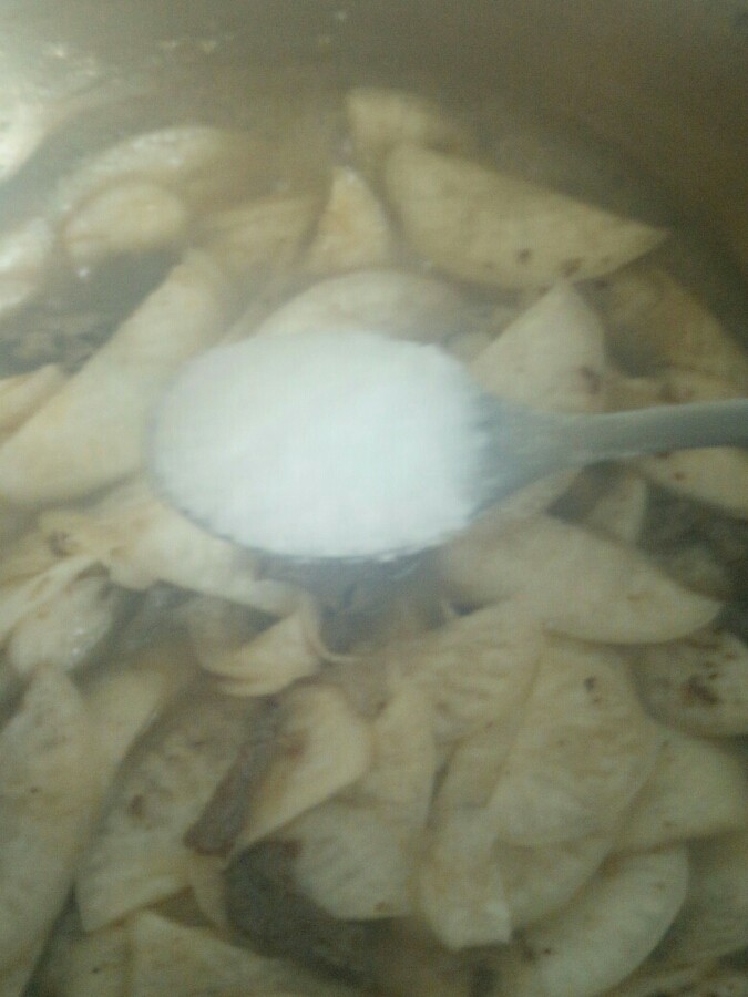 萝卜和牛肉的约会,萝卜软了 ,放盐 在焖3分钟