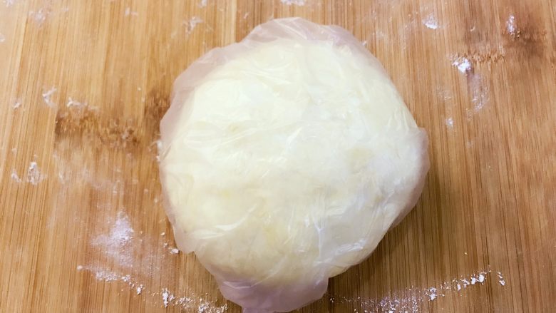 宝宝辅食:老妈牌薄麦饼-24M+,将面团放入保鲜袋中,放在一边醒发半小时左右。