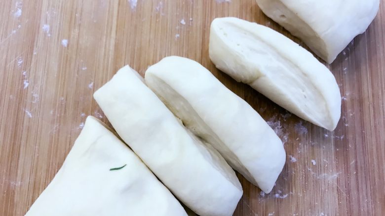 宝宝辅食:老妈牌薄麦饼-24M+,把醒发好的面团简单搓成长条,用刀均匀切开,面团大小自己控制,小朋友吃可以小一点,然后覆盖好保鲜膜。
》面团越大薄饼越大,小芽做得类似烧饼大小