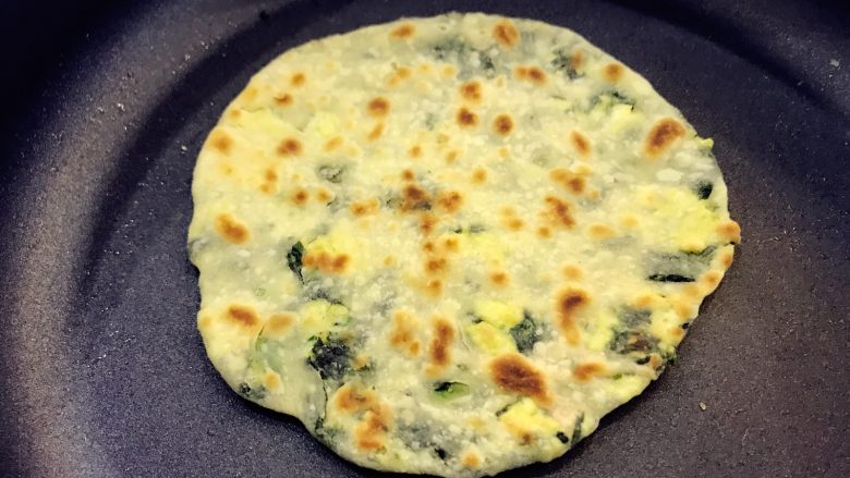 宝宝辅食:老妈牌薄麦饼-24M+,平底锅加热后,可以不放油,也可以刷一层植物油,放入薄麦饼,保持中小火,先煎2分钟左右至薄饼有点变硬,然后翻面,一直简直两边呈现金黄色即可。