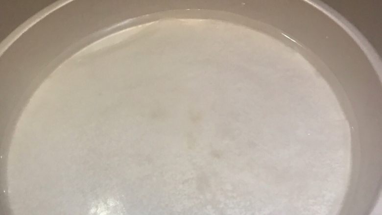 绿豆粉皮,找个披萨的盘子(任何盘子都可以)用勺子把绿豆糊成到盘子里 想吃厚点的可以多放点绿豆糊 需要薄些就少放 绿豆糊 .灶台上做一锅开水 锅子需要比盘子大些这样不容易烫手.把披萨盘放在锅子里 漂浮着 你就会看到绿豆会慢慢的变成透明色