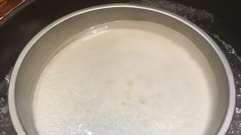 绿豆粉皮,把披萨盘子浸透在开水里 , 粉皮会自动浮起来。赶紧把披萨盘转移到另一个盛满冷水的锅里冷却。