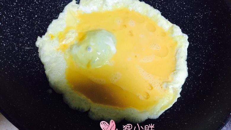 蒜苗炒鸡蛋,锅内入油,倒入蛋液