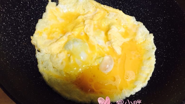 蒜苗炒鸡蛋,待蛋液稍稍凝固,用铲子划散