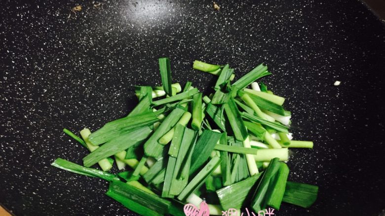 蒜苗炒鸡蛋,锅内入少量油,下入蒜苗段