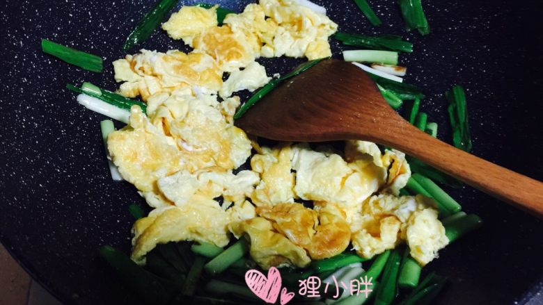 蒜苗炒鸡蛋,蒜苗变软的时候下入刚刚炒好的鸡蛋,加入<a style='color:red;display:inline-block;' href='/shicai/ 756'>鸡精</a>,翻炒均匀即可出锅