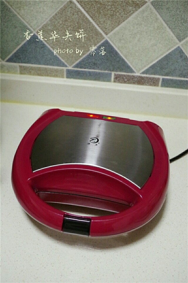 香蕉华夫饼,三明治机换上华夫饼烤盘,刷上一层<a style='color:red;display:inline-block;' href='/shicai/ 857'>植物油</a>;接通电源,预热;
