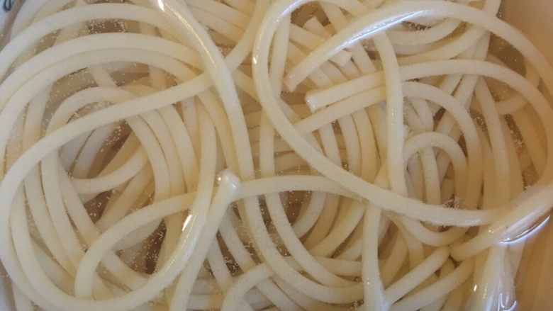 番茄黑椒意面🍝,意面入锅10分钟后捞出,浸泡在冷水中。