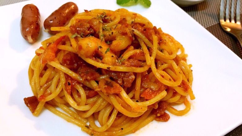 番茄黑椒意面🍝,此图是我原来做的,加了鲜虾味道更加美味,喜欢洋葱的亲还可以加入洋葱丁,因本宝宝不喜欢吃洋葱所以就省略了此材料。