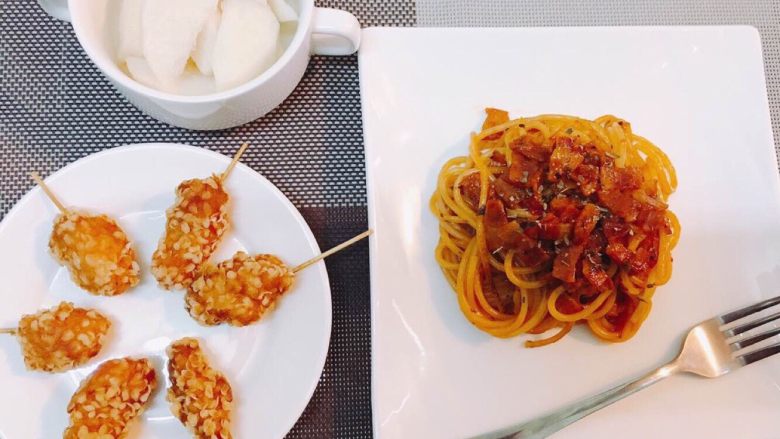 番茄黑椒意面🍝,又炸了鸡柳，切了雪梨，做搭配