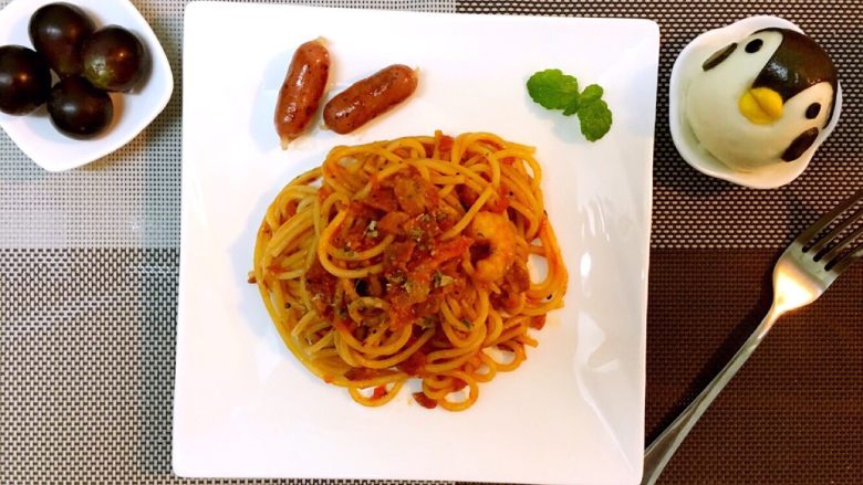 番茄黑椒意面🍝,原来的摆拍搭配供大家参考,是不是既美味又洋气呢,色香味俱全,亲们还在等什么!?