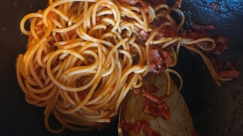 番茄黑椒意面🍝,待汤汁浓郁时加入意面🍝,用筷子顺时针搅拌以便意面充分吸收汤汁,然后加入黑胡椒碎和西芹碎,继续顺时针搅拌