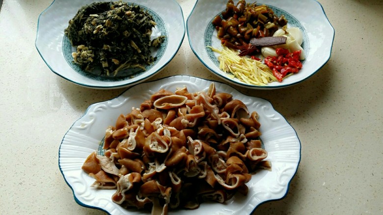 酸辣肥肠,酸菜也切好,干脆来个合照
