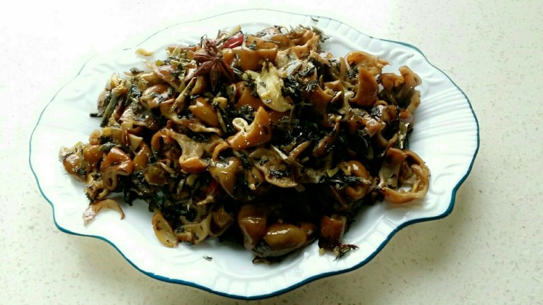 酸辣肥肠,油烧熟,稍冷,先炒配料的这一盆,一样一样下锅里,出香水份稍干后,加肥肠,炒好上色调味即可出锅了