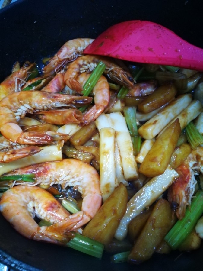 干锅南美对虾,翻炒均匀,就可以出锅啦,出锅前可以加入少许<a style='color:red;display:inline-block;' href='/shicai/ 721'><a style='color:red;display:inline-block;' href='/shicai/ 721'>蚝油</a></a>,味道会更赞哟,也可以不加。