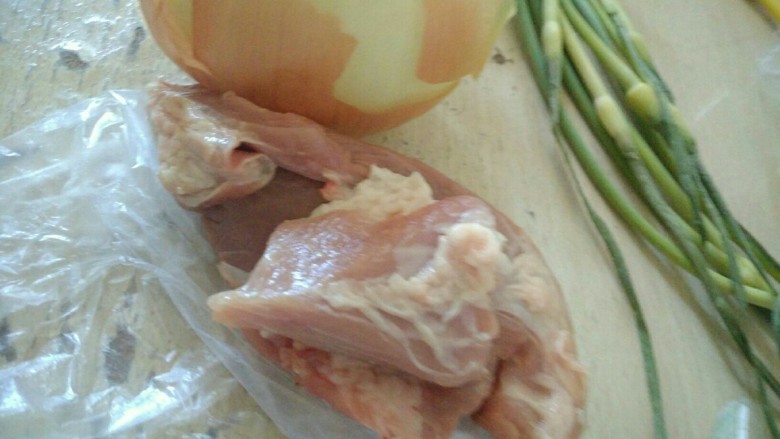 猪肉大葱饺子,把肉和<a style='color:red;display:inline-block;' href='/shicai/ 138'>大葱</a>搅碎，拌在一起