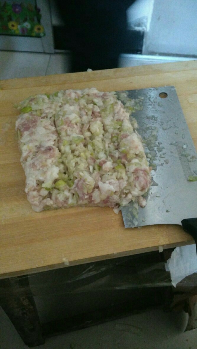 猪肉大葱饺子,和好后，开始放入煮过得花椒八角水，再掺着醋，盐，香油适量