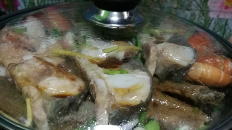 海鲜煲,倒入自调酱汁,大火炆10分钟。中间再倒入酱油,料酒。
再小火炆5分钟进行收汁,起煲放入香菜叶。
再用锅勾欠,欠汁淋在菜上,上桌!