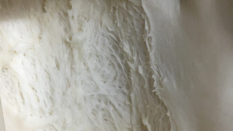 豹纹吐司,取出发酵好的面团,闻着有酒味,拉开有丝状即可