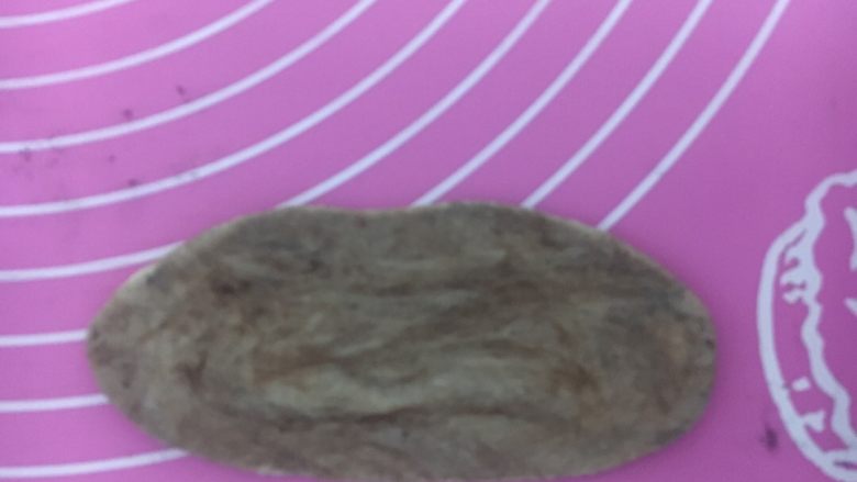 豹纹吐司,取过可可面团,擀成椭圆形