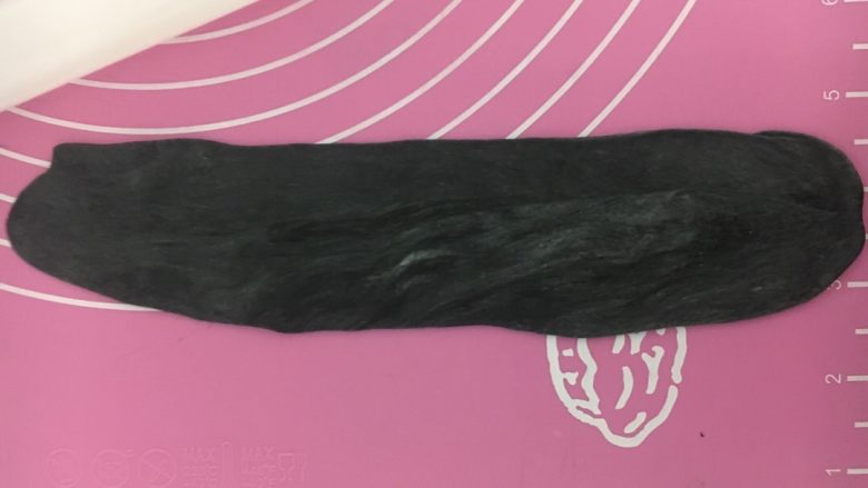 豹纹吐司,再继续擀竹炭粉的面团,擀的长度和可可的差不多长