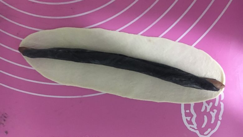 豹纹吐司,最后擀开白色面团,包裹黑色的